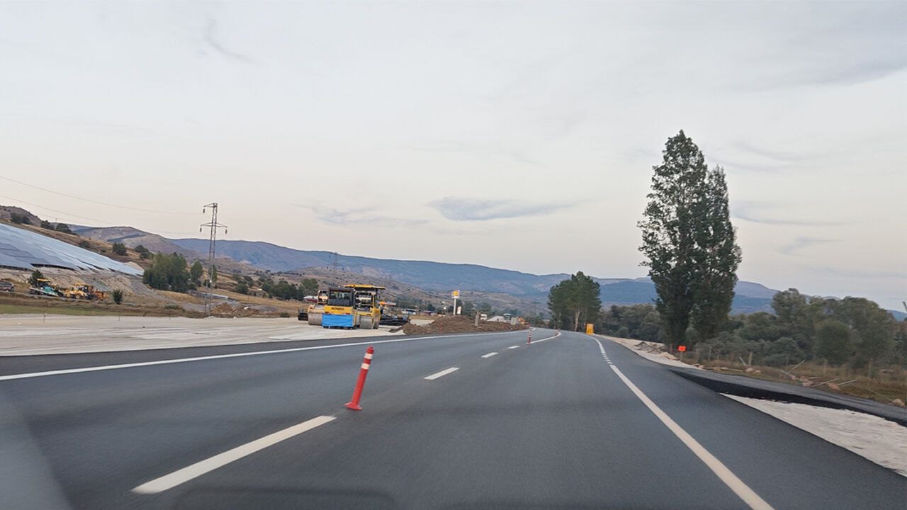 Refahiye Erzincan Yolunda Yol Çalışmaları Sürüyor