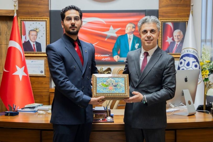 Hadi Ghodsi’den Rektör Kuyrukluyıldız’a Tarihî Hediye